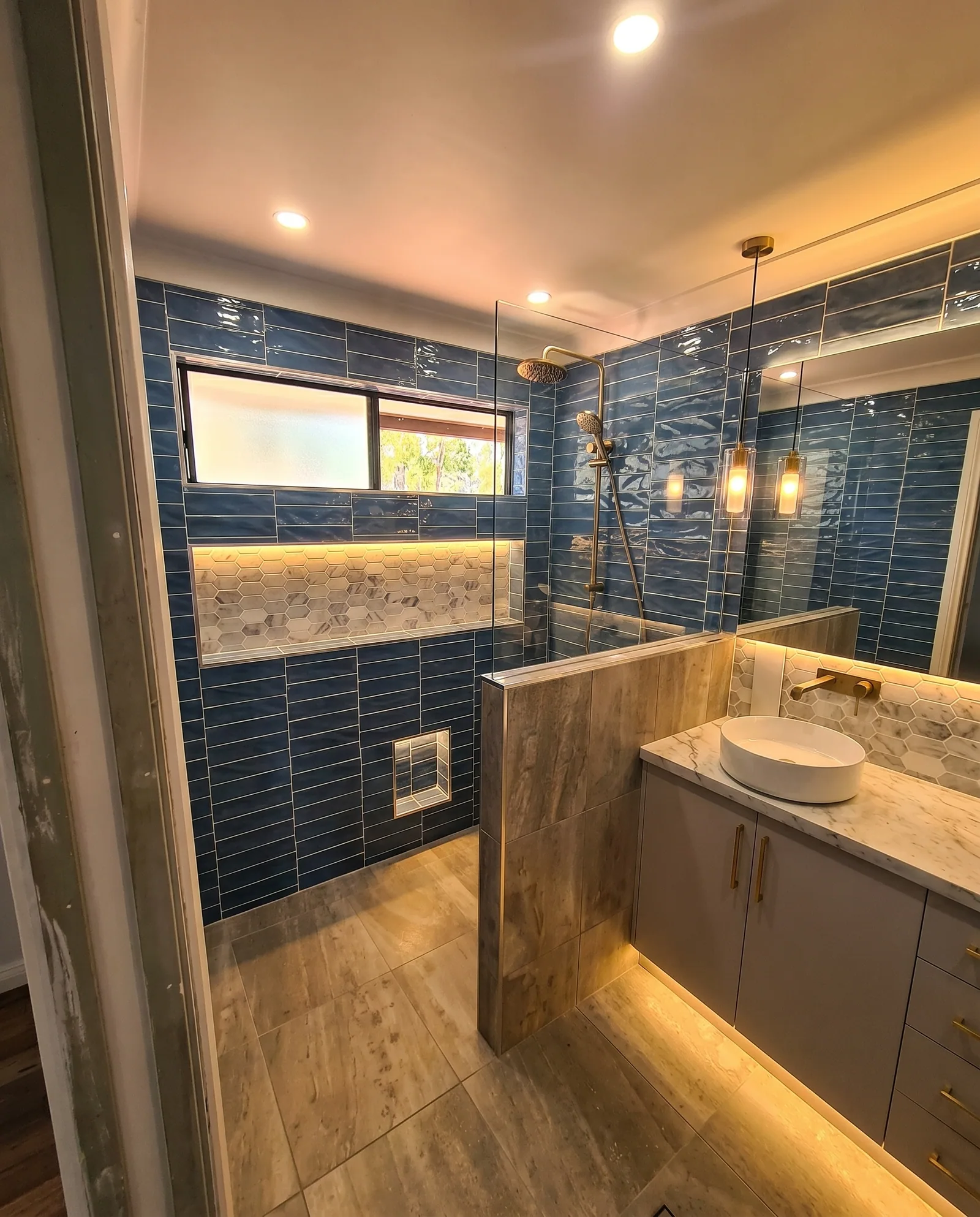 Blue-tile bathroom ensuite